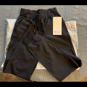 NWT Lululemon On the Fly Jogger 28” Luxtreme